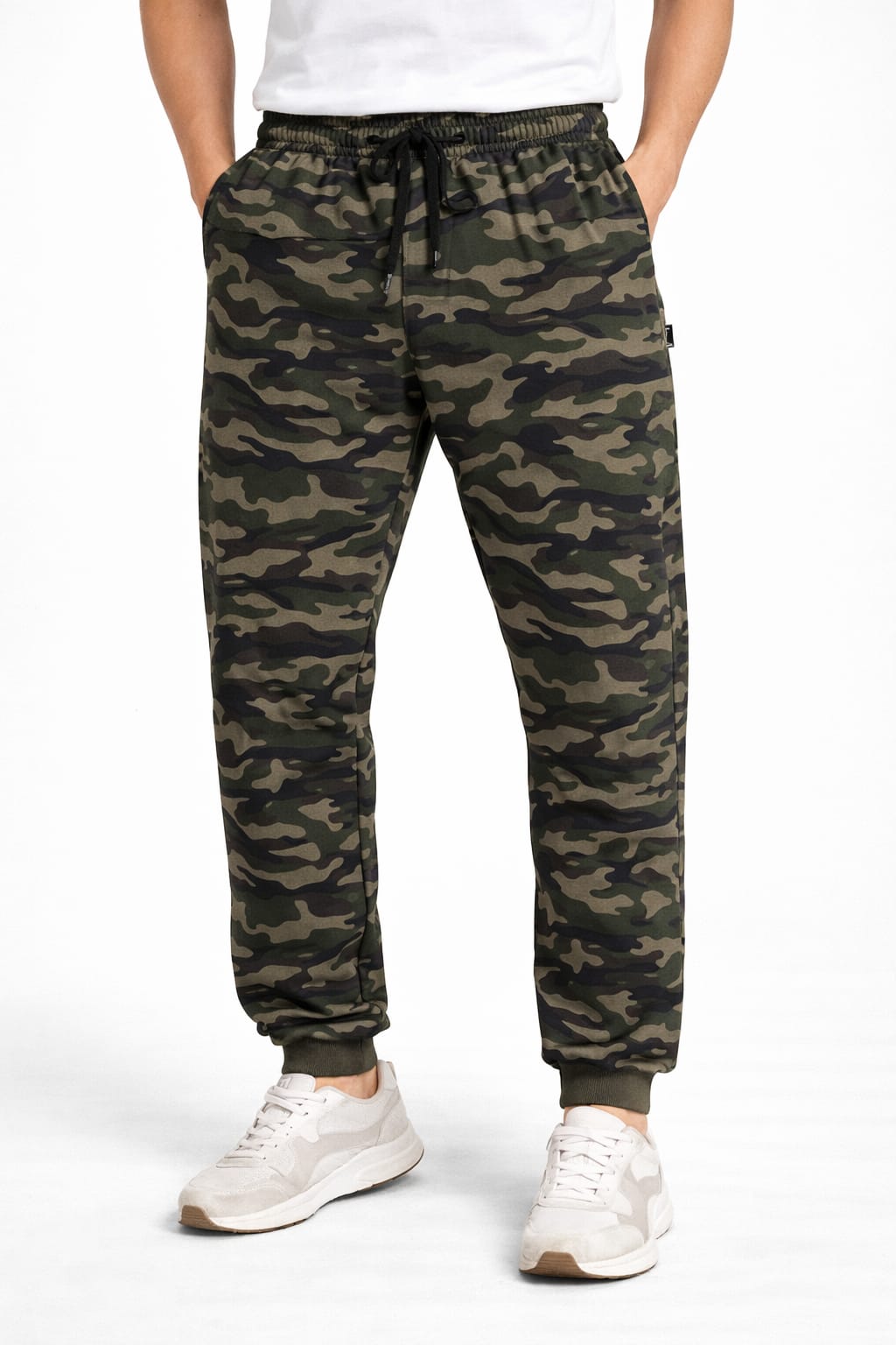 Pants Corte Entubado Con Bolsas Camuflaje Verde