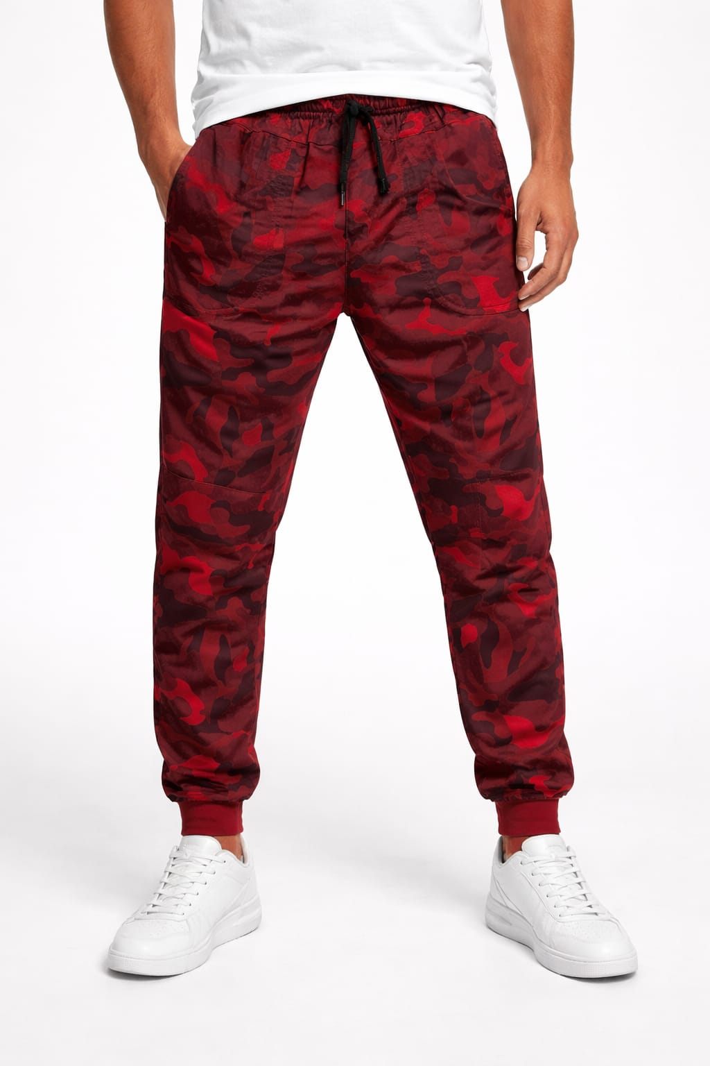 Pants Corte Entubado Con Bolsas Color Camuflaje Rojo
